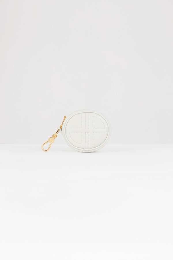 Patou - 가죽 미니 JP 파우치 - Natural - 파투의 귀여운 매력을 느껴보세요.내추럴 화이트 컬러의 가죽 소재. 사용되지 않은 가죽 하이드로 만든 특수 소재만을 사용하여 제작된 백. 백 참으로 활용 가능. 폼 패딩 3D JP 모노그램이 돋보이는 앞면의 오벌 쉐입. 뒷면의 Patou 엠보싱. 지퍼 여밈. 골드 톤 후크. 무선 이어폰 수납이 가능한 제품.