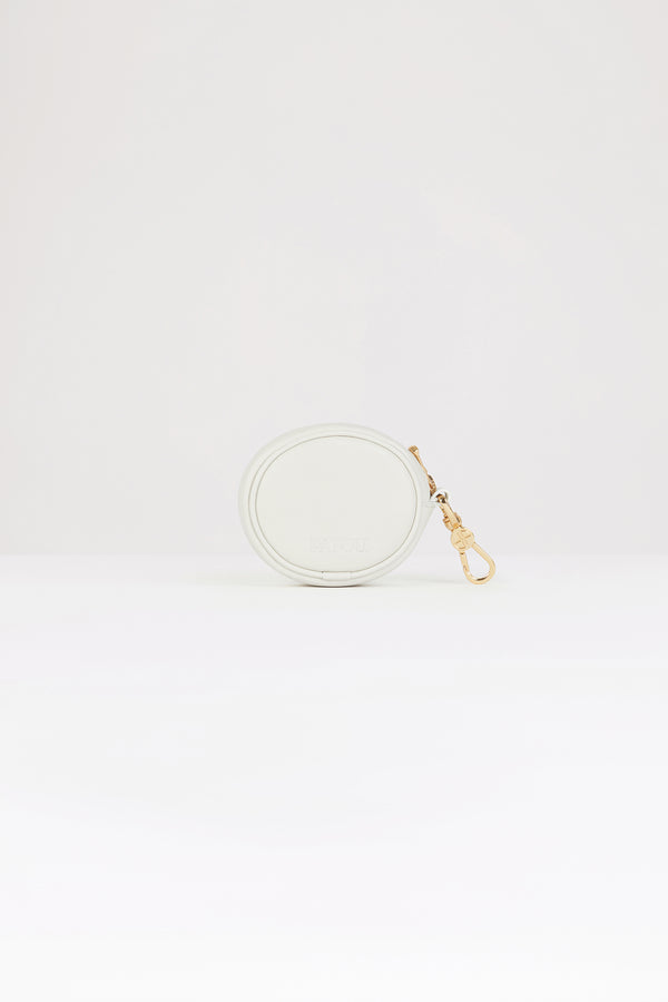 Patou - 가죽 미니 JP 파우치 - Natural - 파투의 귀여운 매력을 느껴보세요.내추럴 화이트 컬러의 가죽 소재. 사용되지 않은 가죽 하이드로 만든 특수 소재만을 사용하여 제작된 백. 백 참으로 활용 가능. 폼 패딩 3D JP 모노그램이 돋보이는 앞면의 오벌 쉐입. 뒷면의 Patou 엠보싱. 지퍼 여밈. 골드 톤 후크. 무선 이어폰 수납이 가능한 제품.