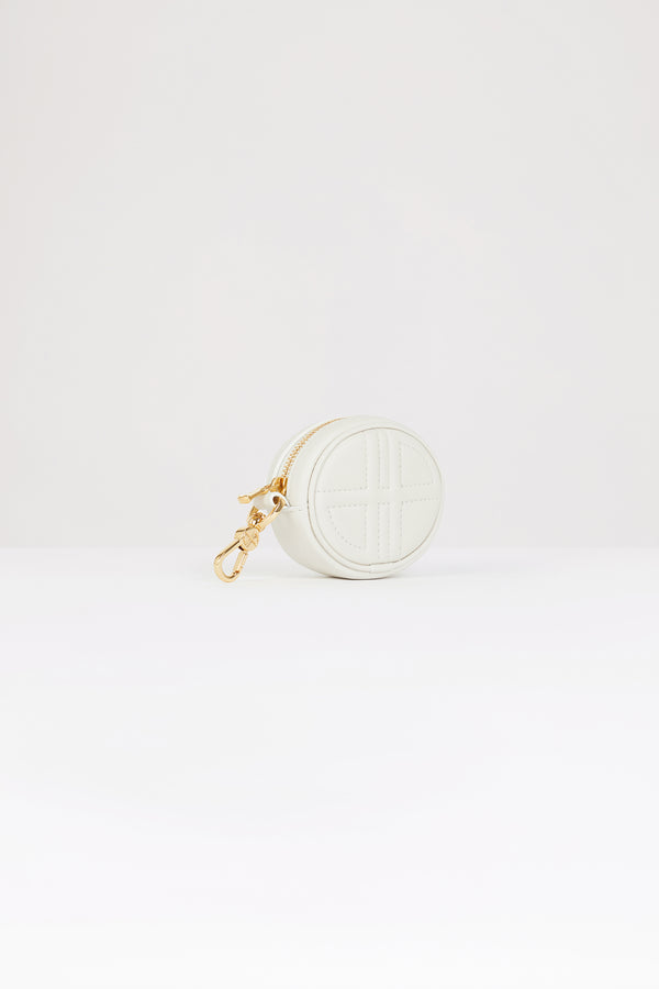 Patou - 가죽 미니 JP 파우치 - Natural - 파투의 귀여운 매력을 느껴보세요.내추럴 화이트 컬러의 가죽 소재. 사용되지 않은 가죽 하이드로 만든 특수 소재만을 사용하여 제작된 백. 백 참으로 활용 가능. 폼 패딩 3D JP 모노그램이 돋보이는 앞면의 오벌 쉐입. 뒷면의 Patou 엠보싱. 지퍼 여밈. 골드 톤 후크. 무선 이어폰 수납이 가능한 제품.