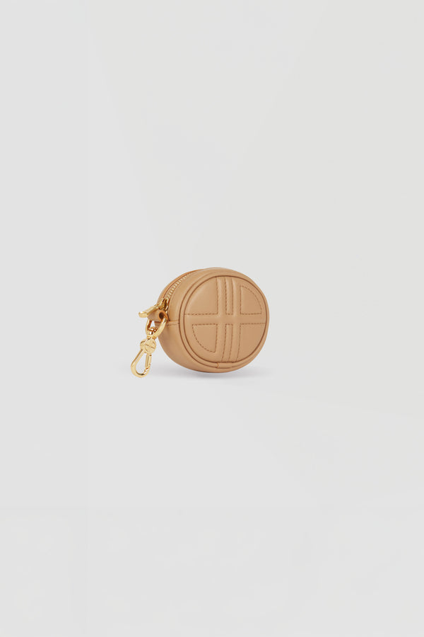 Patou - Mini pouch JP in pelle - Beige - Il charm in versione Patou.Mini pouch in pelle beige. Può essere usato come un charm. Forma ovale con JP in 3D sul davanti. Patou goffrato sul retro. Chiusura con zip. Gancio oro. Adatto a auricolari wireless.