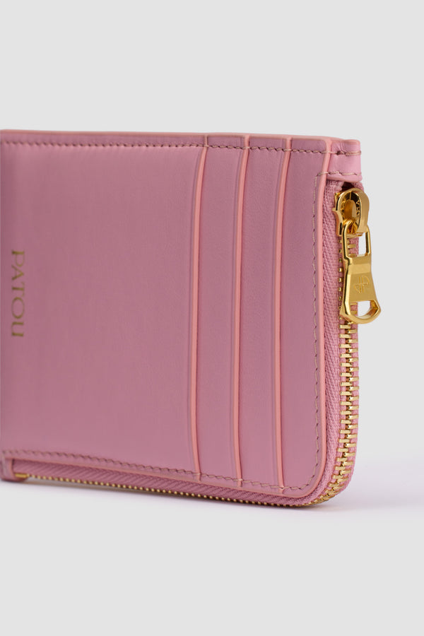 Patou - Portacarte con zip Patou in pelle - Rosebloom Pink - Portacarte con zip in pelle rosa. Tre slot portacarte sul davanti, uno slot portacarte con ritagli sul retro. Tasca con zip. Patou goffrato oro.