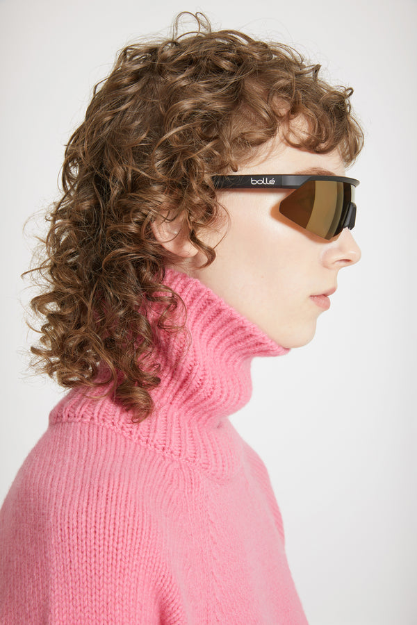 Patou - パトゥ×Bollé のサングラス - Black - 高性能レンズで人生を見る。ブラックサングラス。高性能のアイウェアのエキスパートであるBolléとの独占コラボレーション。反射防止加工されたUV400レンズ。可視光透過率：11～13%。調整可能な超軽量フレーム。ミラーエフェクト。フロントにパトゥのロゴ、サイドにBolléのロゴ。