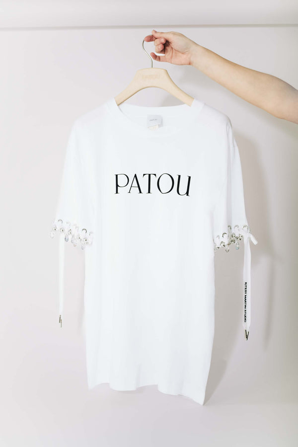 Patou - Patou Upcycling maglietta in cotone bio - White - For its inaugural edition, Patou partners with French designer Kitesy Martin, founder of Kitesy Martin Studio.T-shirt in cotone bio bianco. Collo rotondo, vestibilità classica. Logo Patou nero sul davanti.Limited Edition.