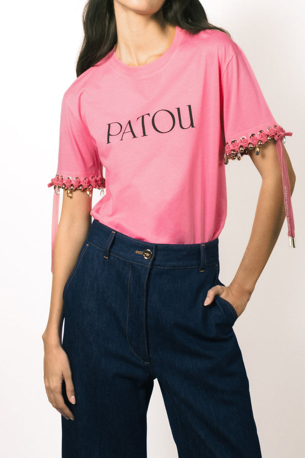 Patou - Patou Upcycling maglietta in cotone bio - Hot Pink - For its inaugural edition, Patou partners with French designer Kitesy Martin, founder of Kitesy Martin Studio.T-shirt in cotone bio rosa vivace. Collo rotondo, vestibilità classica. Logo Patou sul davanti.Limited Edition.