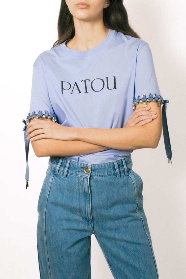 Patou - Patou Upcycling maglietta in cotone bio - Aurora - For its inaugural edition, Patou partners with French designer Kitesy Martin, founder of Kitesy Martin Studio.T-shirt in cotone bio. Collo rotondo, vestibilità classica. Logo Patou bianco sul davanti.Limited Edition.