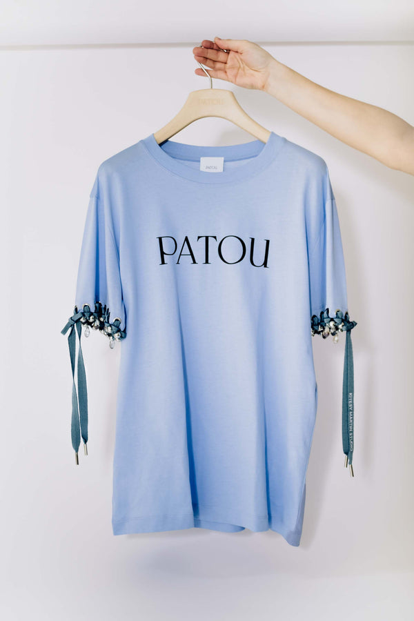 Patou - Patou Upcycling maglietta in cotone bio - Aurora - For its inaugural edition, Patou partners with French designer Kitesy Martin, founder of Kitesy Martin Studio.T-shirt in cotone bio. Collo rotondo, vestibilità classica. Logo Patou bianco sul davanti.Limited Edition.