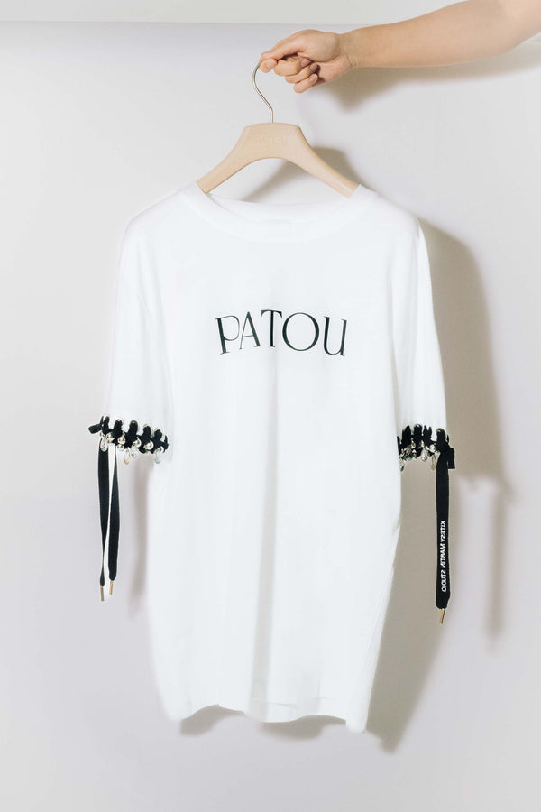 Patou - Patou Upcycling maglietta in cotone bio - Black - For its inaugural edition, Patou partners with French designer Kitesy Martin, founder of Kitesy Martin Studio.T-shirt in cotone bio bianco. Collo rotondo, vestibilità classica. Logo Patou nero sul davanti.Limited Edition.