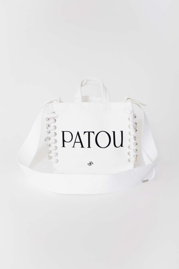 Patou - Patou Upcycling borsa tote in cotone bio - White - For its inaugural edition, Patou partners with French designer Kitesy Martin, founder of Kitesy Martin Studio.Borse tote in cotone bio color panna. Logo Patou e monogramma JP neri. Tracolla bianca con disegni JP in rilievo; bottone oro. Doppia maniglia. Può essere indossata in spalla o portata a mano.Limited Edition.