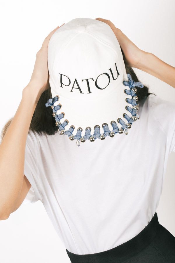 Patou - Patou Upcycling cappellino in cotone - Aurora - For its inaugural edition, Patou partners with French designer Kitesy Martin, founder of Kitesy Martin Studio.Cappellino in cotone color crema. Logo Patou nero sul davanti. Modello unisex.Circonferenza S : 55 cmCirconferenza M : 57 cmCirconferenza L : 59 cmLimited Edition.