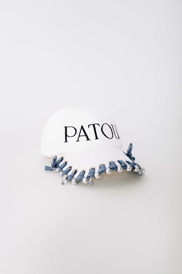 Patou - Patou Upcycling cappellino in cotone - Aurora - For its inaugural edition, Patou partners with French designer Kitesy Martin, founder of Kitesy Martin Studio.Cappellino in cotone color crema. Logo Patou nero sul davanti. Modello unisex.Circonferenza S : 55 cmCirconferenza M : 57 cmCirconferenza L : 59 cmLimited Edition.