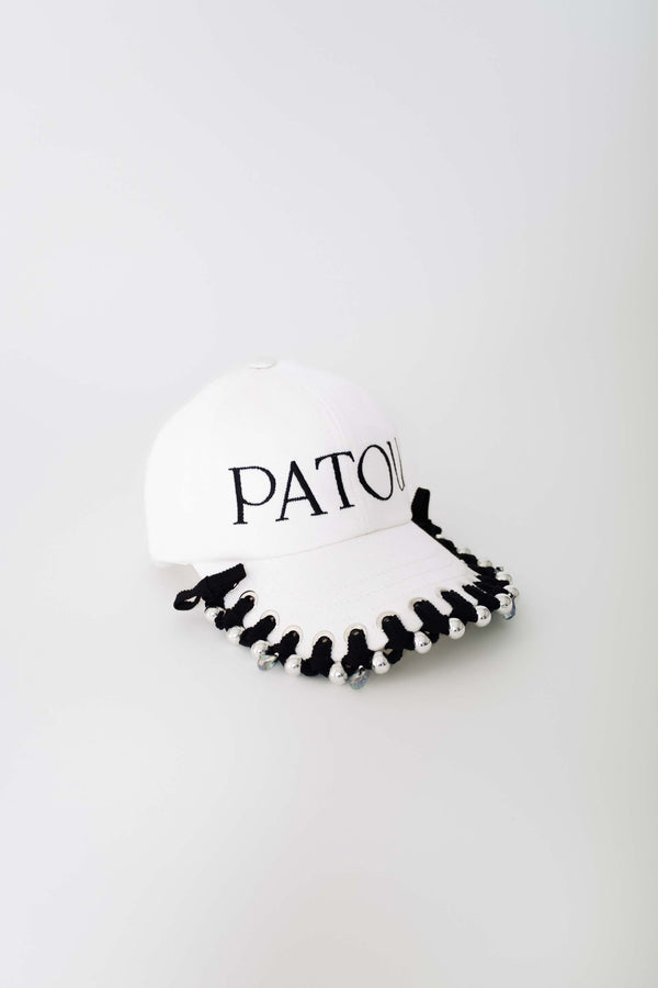 Patou - Patou Upcycling cappellino in cotone - Black - For its inaugural edition, Patou partners with French designer Kitesy Martin, founder of Kitesy Martin Studio.Cappellino in cotone color crema. Logo Patou nero sul davanti. Modello unisex.Circonferenza S : 55 cmCirconferenza M : 57 cmCirconferenza L : 59 cmLimited Edition.