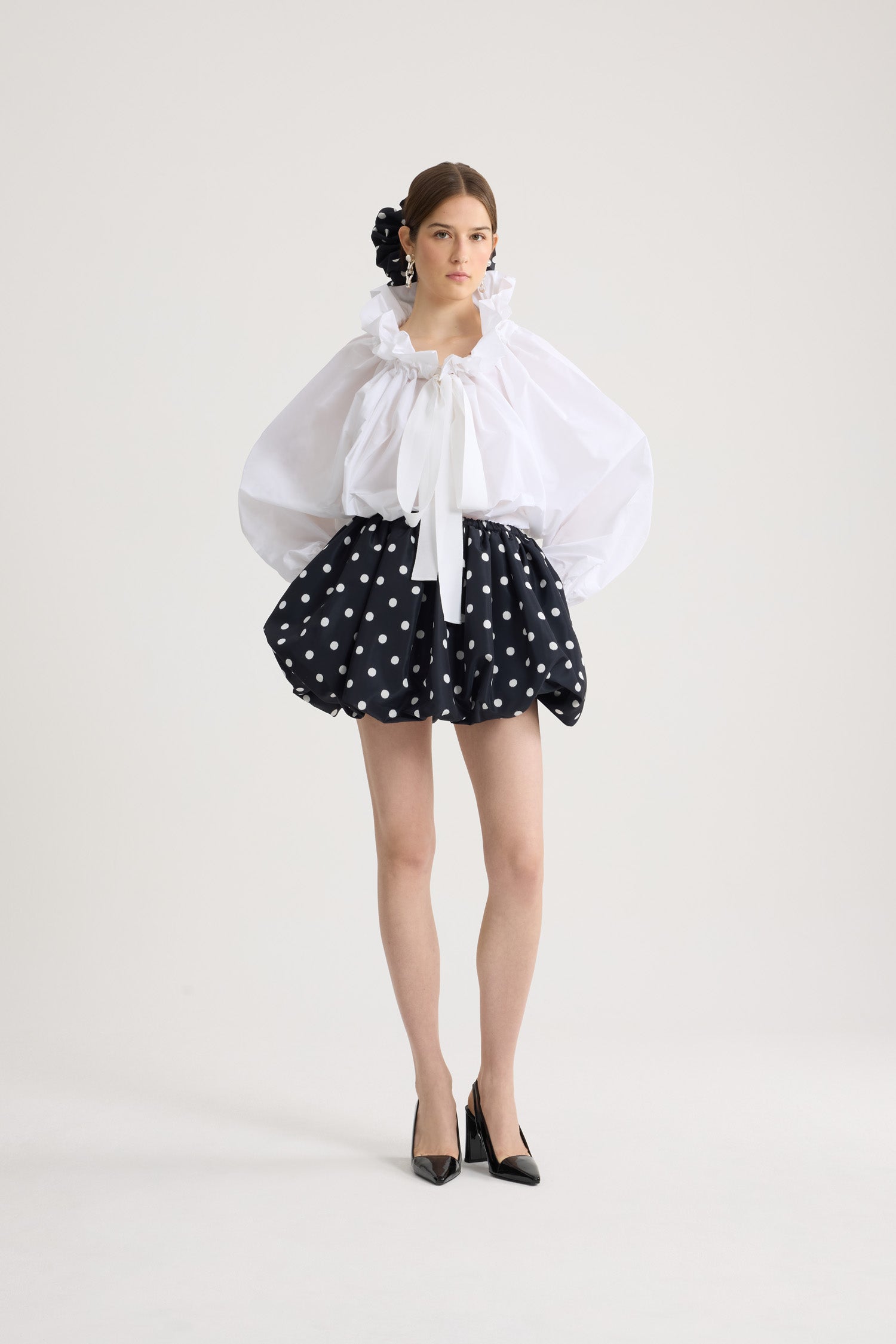 Patou - 재생 파유 아이코닉 드로우스트링 탑 - White - 파투 아이콘의 진정한 베리에이션.화이트 컬러의 재생 폴리에스터 파유 소재. 목 부분에서 매듭 짓거나 오프 숄더 스타일로 연출할 수 있는 볼륨감 있는 실루엣. 앞면의 플라운스 주름을 넣은 드로우스트링 칼라, 긴 그로그랭 타이. 신축성 있는 커프스의 배트윙 슬리브. 신축성 있는 허리 부분.