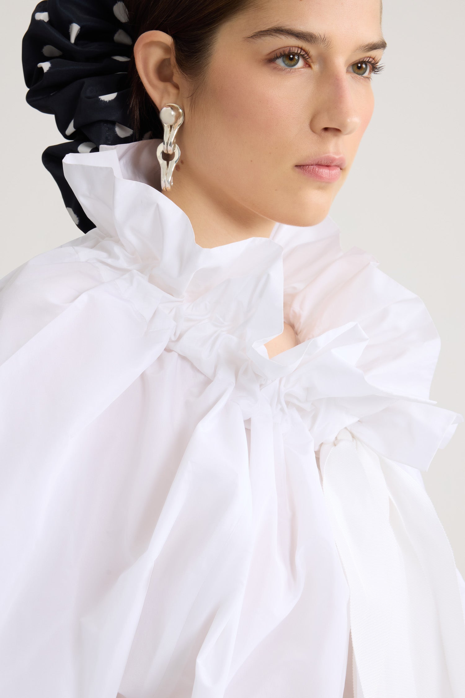 Patou - 재생 파유 아이코닉 드로우스트링 탑 - White - 파투 아이콘의 진정한 베리에이션.화이트 컬러의 재생 폴리에스터 파유 소재. 목 부분에서 매듭 짓거나 오프 숄더 스타일로 연출할 수 있는 볼륨감 있는 실루엣. 앞면의 플라운스 주름을 넣은 드로우스트링 칼라, 긴 그로그랭 타이. 신축성 있는 커프스의 배트윙 슬리브. 신축성 있는 허리 부분.