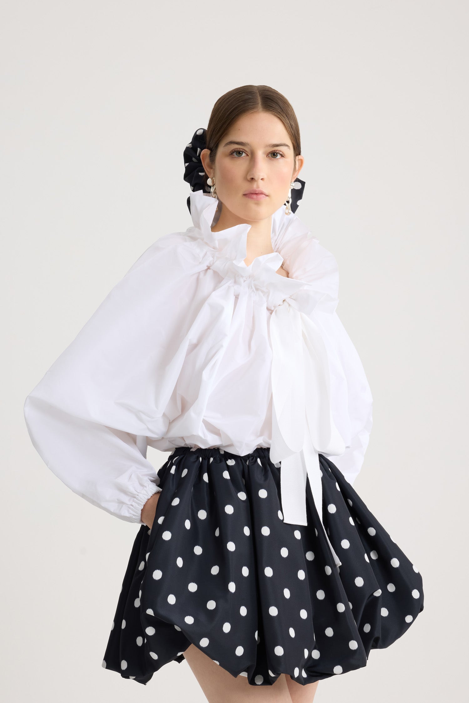 Patou - 재생 파유 아이코닉 드로우스트링 탑 - White - 파투 아이콘의 진정한 베리에이션.화이트 컬러의 재생 폴리에스터 파유 소재. 목 부분에서 매듭 짓거나 오프 숄더 스타일로 연출할 수 있는 볼륨감 있는 실루엣. 앞면의 플라운스 주름을 넣은 드로우스트링 칼라, 긴 그로그랭 타이. 신축성 있는 커프스의 배트윙 슬리브. 신축성 있는 허리 부분.