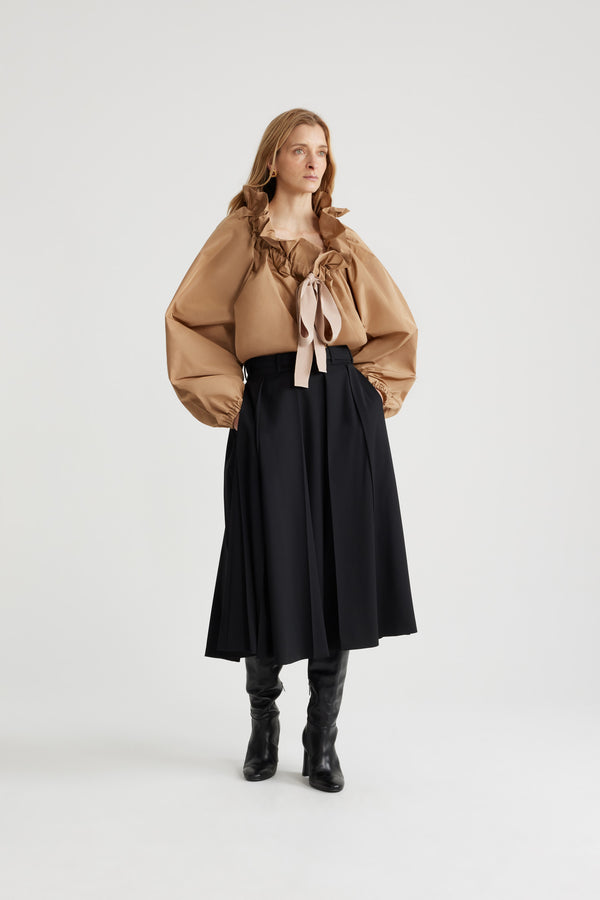 Patou - 재생 파유 아이코닉 드로우스트링 탑 - Gray Sand - 그레이 샌드 컬러의 재생 폴리에스터 파유 소재. 목 부분에서 매듭 짓거나 오프 숄더 스타일로 연출할 수 있는 볼륨감 있는 실루엣. 앞면의 플라운스 주름을 넣은 드로우스트링 칼라, 긴 그로그랭 타이. 신축성 있는 커프스의 배트윙 슬리브. 신축성 있는 허리 부분.