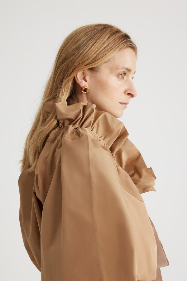 Patou - 재생 파유 아이코닉 드로우스트링 탑 - Gray Sand - 그레이 샌드 컬러의 재생 폴리에스터 파유 소재. 목 부분에서 매듭 짓거나 오프 숄더 스타일로 연출할 수 있는 볼륨감 있는 실루엣. 앞면의 플라운스 주름을 넣은 드로우스트링 칼라, 긴 그로그랭 타이. 신축성 있는 커프스의 배트윙 슬리브. 신축성 있는 허리 부분.