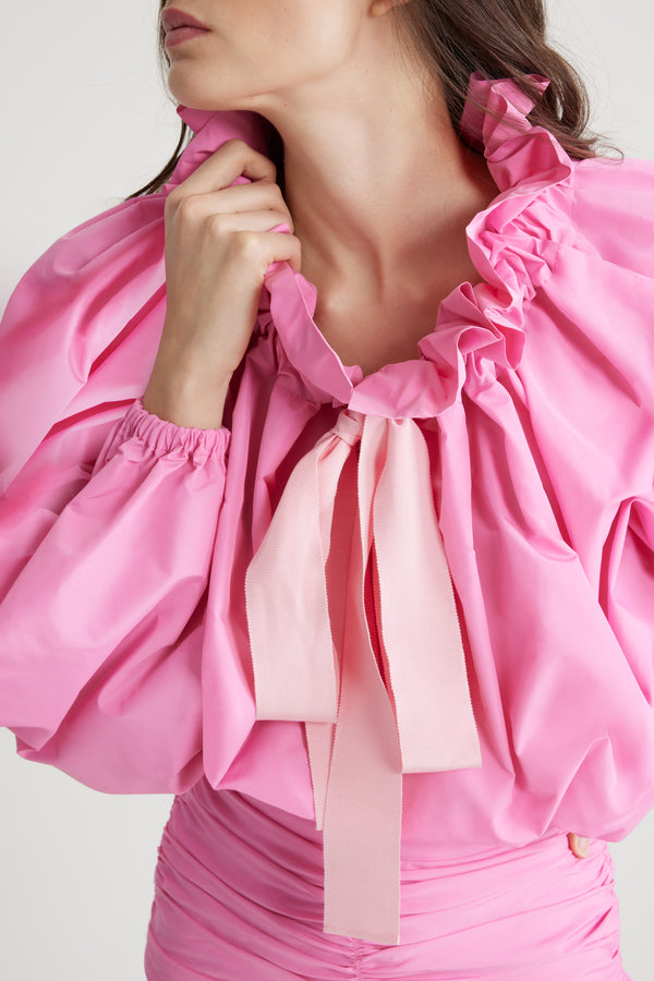 Patou - La Patou Blouse en faille recyclée - Pink - Haut en faille recyclée rose. Silhouette volumineuse. Col à coulisse avec détail de fronce et gros-grain. Manches chauve-souris resserrées aux poignets. Taille élastiquée.