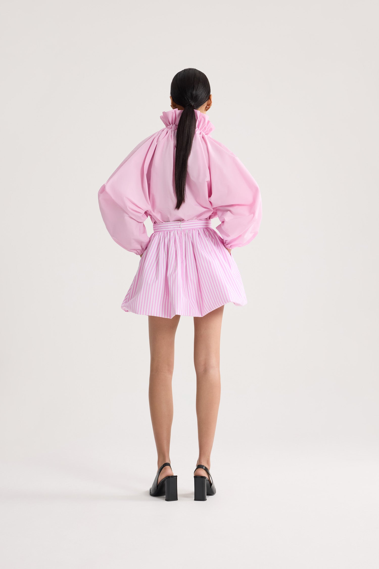 Patou - Top iconico voluminoso in faille riciclata - Primrose Pink - Top iconico voluminoso in faille riciclata rosa. Silhouette molto voluminosa che può être indossata annodata al collo o con le spalle scoperte. Colletto a coulisse con arricciatura frontale e lunghi lacci in gros-grain. Maniche a pipistrello con polsini elasticizzati. Vita elasticizzata.