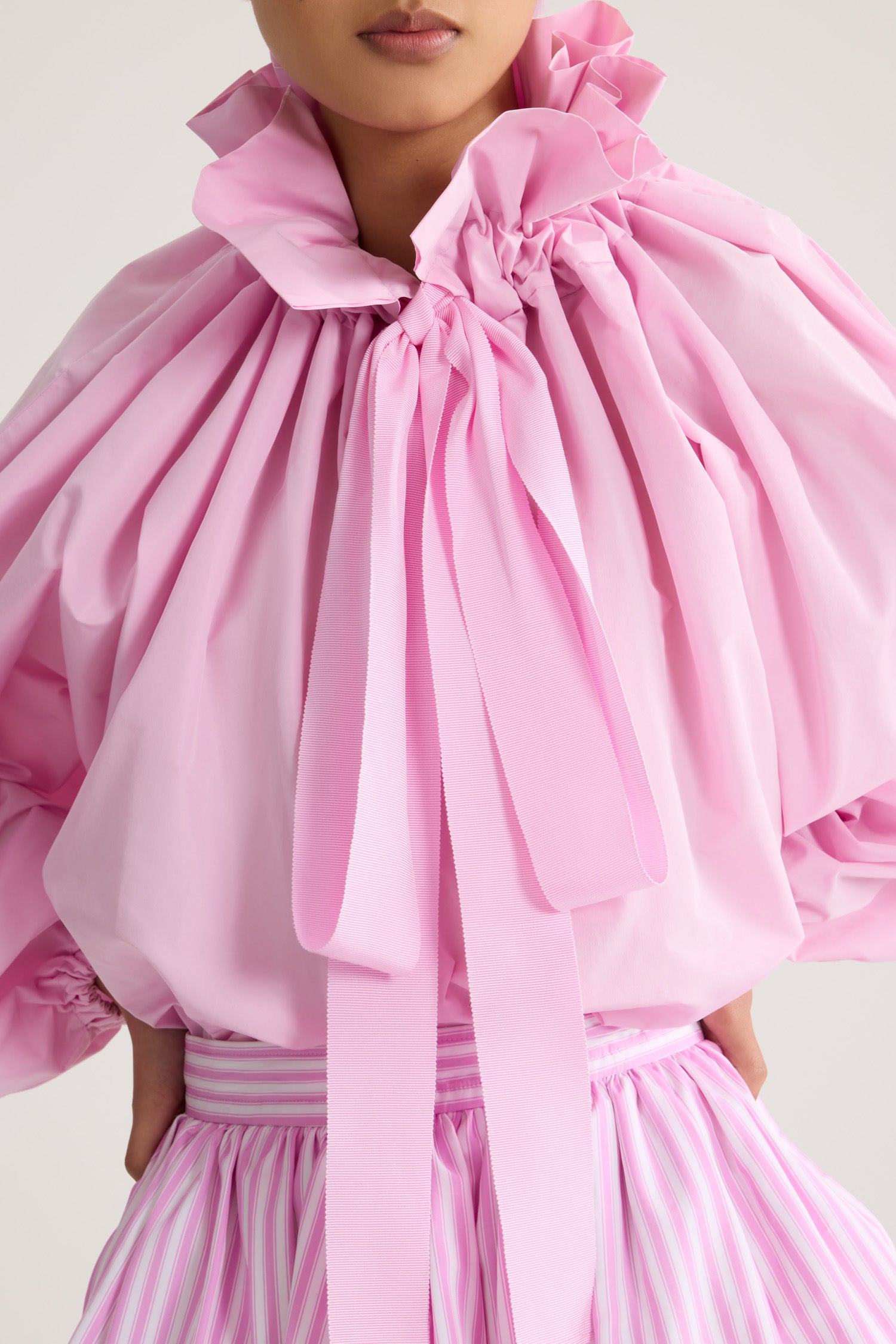 Patou - Top iconico voluminoso in faille riciclata - Primrose Pink - Top iconico voluminoso in faille riciclata rosa. Silhouette molto voluminosa che può être indossata annodata al collo o con le spalle scoperte. Colletto a coulisse con arricciatura frontale e lunghi lacci in gros-grain. Maniche a pipistrello con polsini elasticizzati. Vita elasticizzata.