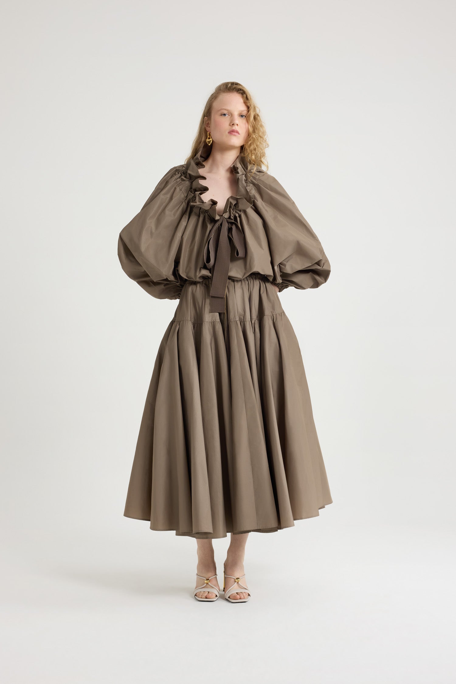 Patou - Ikonisches Top mit Kordelzug aus recycelter Faille - Mocha - Hellbraunes Oberteil aus recycelter Polyester-Faille. Voluminöser Schnitt, kann um den Hals gebunden oder schulterfrei getragen werden. Tunnelzugkragen mit Volant vorne und langen Bändern aus Ripsband. Fledermausärmel mit elastischen Abschlüssen. Elastischer Taillenbund.