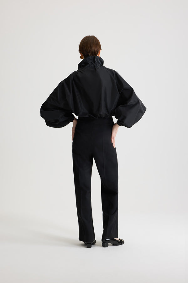 Patou - La Patou Blouse リサイクルファイユ - Black - ブラックのリサイクルポリエステルファイユ製トップ。ハイボリューム シルエット。ドローストリング カラーにシャーリング&amp;グログラン。袖口に伸縮性があるバットウィングスリーブ。伸縮性があるウエスト。