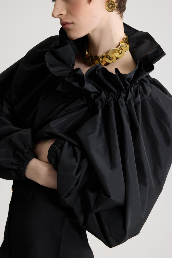 Patou - La Patou Blouse リサイクルファイユ - Black - ブラックのリサイクルポリエステルファイユ製トップ。ハイボリューム シルエット。ドローストリング カラーにシャーリング&amp;グログラン。袖口に伸縮性があるバットウィングスリーブ。伸縮性があるウエスト。