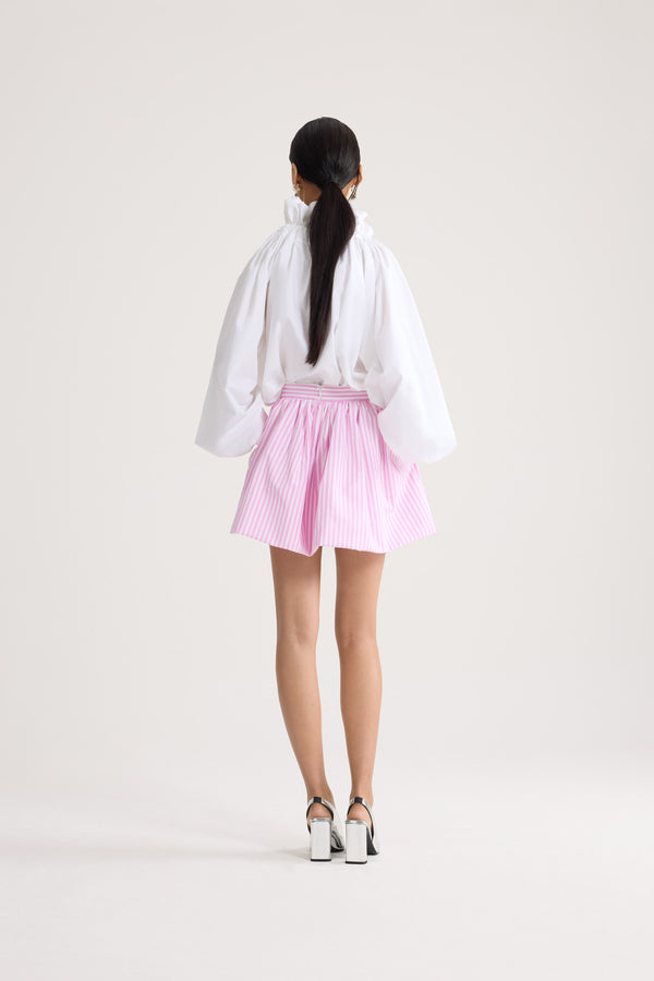 Patou - La Patou Blouse オーガニックコットンポプリン - White - ホワイトのオーガニックコットンポプリン製トップ。ハイボリューム シルエット。ドローストリング カラーにシャーリング&amp;グログラン。袖口に伸縮性があるバットウィングスリーブ。伸縮性があるウエスト。