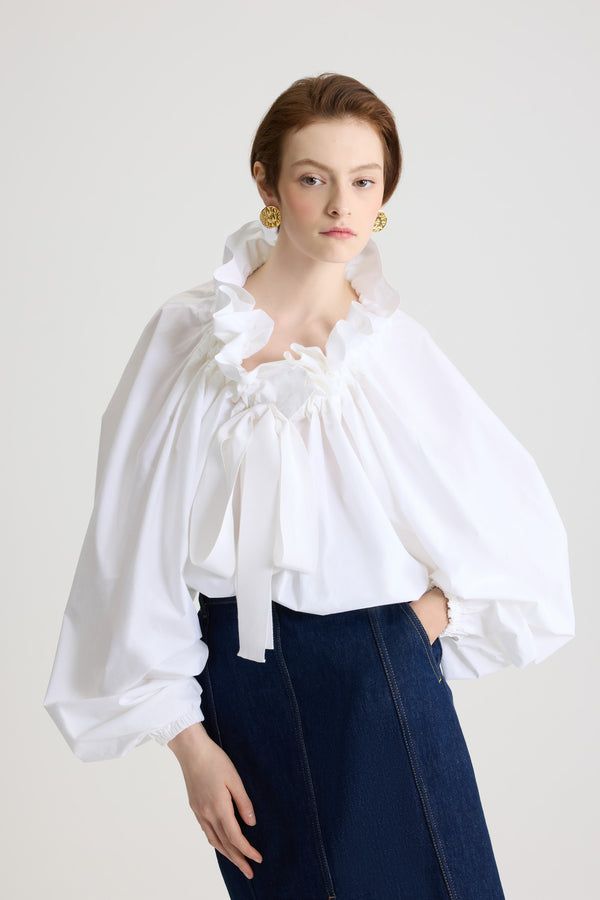 Patou - La Patou Blouse in popeline di cotone bio - White - Top in popeline di cotone bio bianca. Vestibilità oversize. Collo con dettaglio di coulisse in grosgrain. Maniche pipistrello con polsini elasticizzati. Vita elasticizzata.