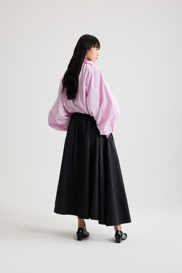 Patou - 오가닉 코튼 포플린 La Patou Blouse - Pink Pearl - 핑크 펄 컬러의 오가닉 코튼 포플린 탑. 목 부분에서 매듭 짓거나 오프 숄더 스타일로 연출할 수 있는 볼륨감 있는 실루엣. 앞면의 플라운스 주름을 넣은 드로우스트링 칼라, 긴 그로그랭 타이. 신축성 있는 커프스의 배트윙 슬리브. 신축성 있는 허리 부분.