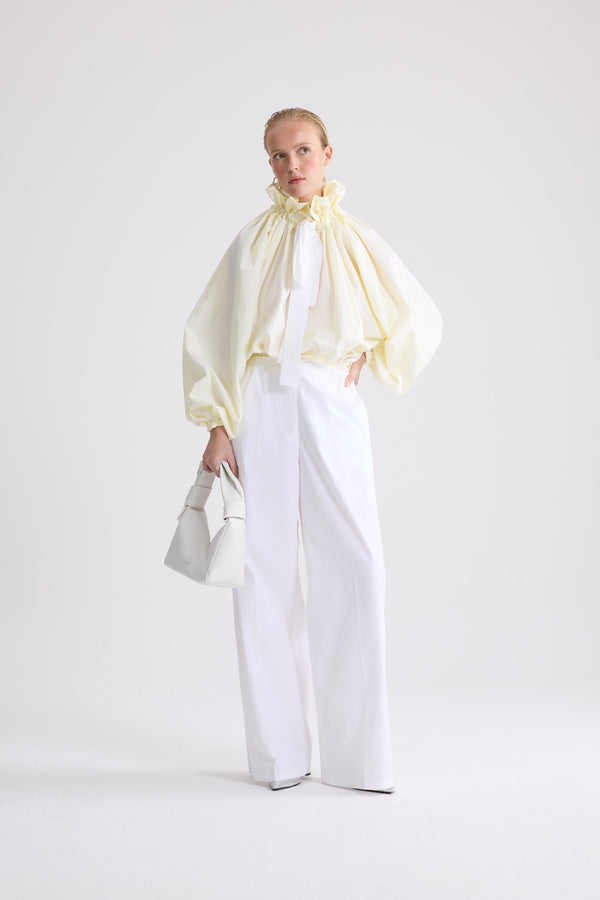 Patou - Top iconico voluminoso a righe in cotone biologico - Lemonade Stripes - Top iconico voluminoso a righe gialle e bianche in cotone biologico. Silhouette molto voluminosa che può être indossata annodata al collo o con le spalle scoperte. Colletto a coulisse con arricciatura frontale e lunghi lacci in gros-grain. Maniche a pipistrello con polsini elasticizzati. Vita elasticizzata.