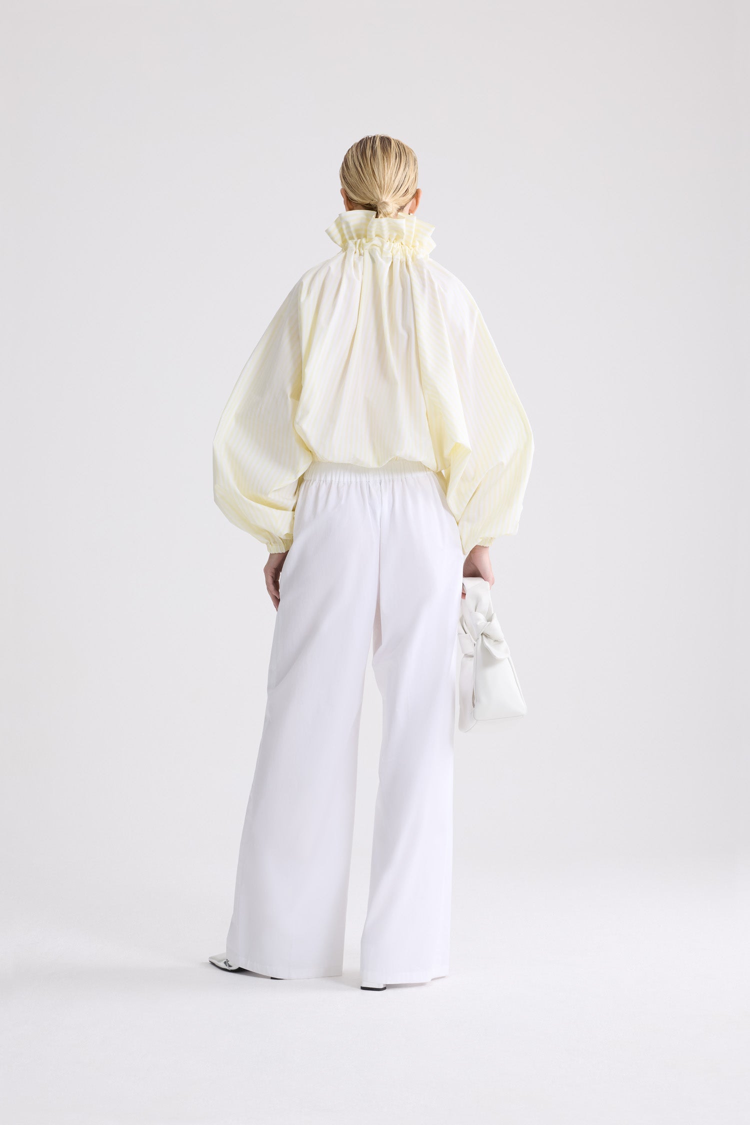 Patou - ストライプ オーガニックコットン アイコニックなボリュームトップス - Lemonade Stripes - イエロー＆ホワイトカラーのストライプ入り オーガニックコットン製 アイコニックなボリュームトップス。際立ったボリューム感のあるシルエット、ネックで結んで、あるいはベアショルダーでまとえます。ギャザー入りフロントにドローストリング付きカラー、グログランのロングタイ。伸縮性のある袖口にバットウィングスリーブ。伸縮性のあるウエスト。