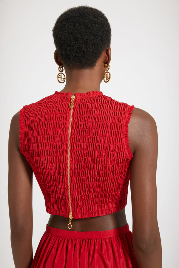 Patou - 친환경 파유 소재의 스목 크롭 탑 - Lipstick Red - 스목 및 크롭 디자인의 사랑스러운 탑.립스틱 레드 재생 파유 탑. 피티드 크롭 실루엣. 라운드 넥라인. 슬리브리스 앞면의 JP 자수 장식. 시그니처 JP 풀탭이 달린 뒷면의 골드 톤 양방향 지퍼.밀착되는 핏 스타일.