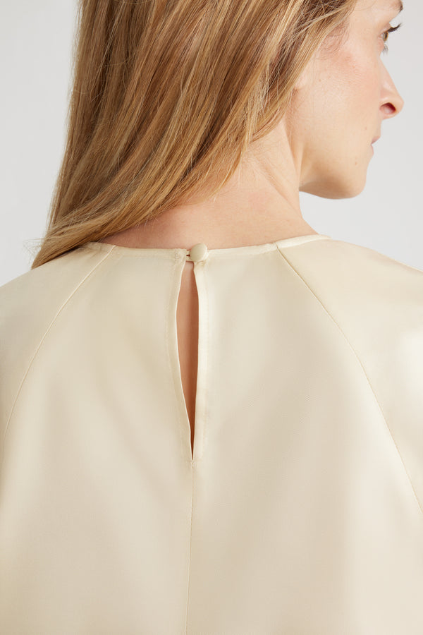 Patou - Top à épaules carrées en soie bio - Angora - Top en soie bio blanc cassé. Col rond. Épaules carrées. Manches raglan. Boutonnage au dos et aux poignets.