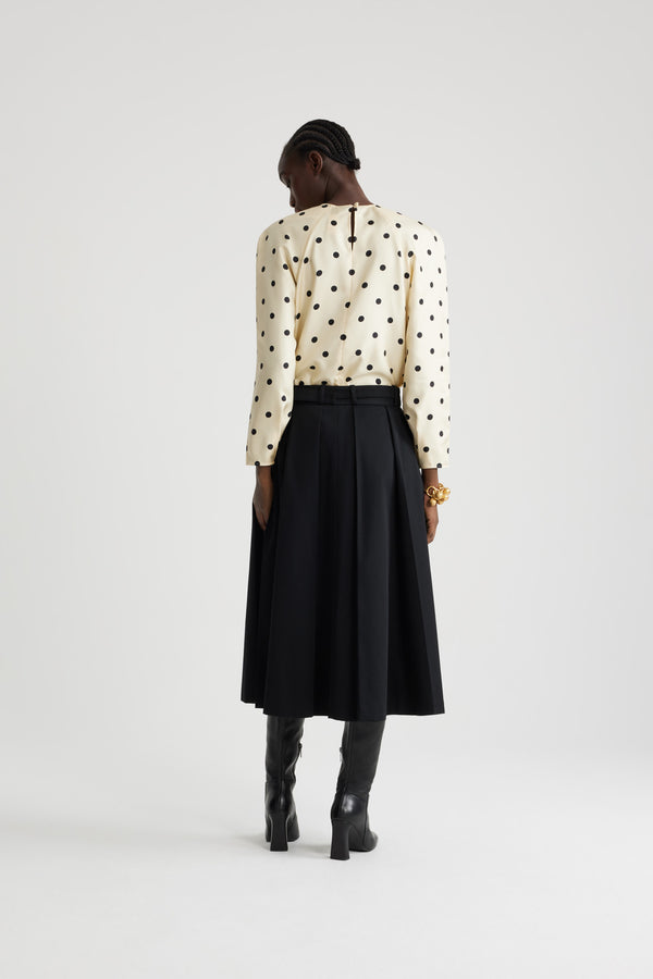 Patou - Top à épaules carrées en soie bio imprimée - Angora Dots - Top en soie bio blanc cassé. Imprimé pois. Col rond. Épaules carrées. Manches raglan. Boutonnage au dos et aux poignets.