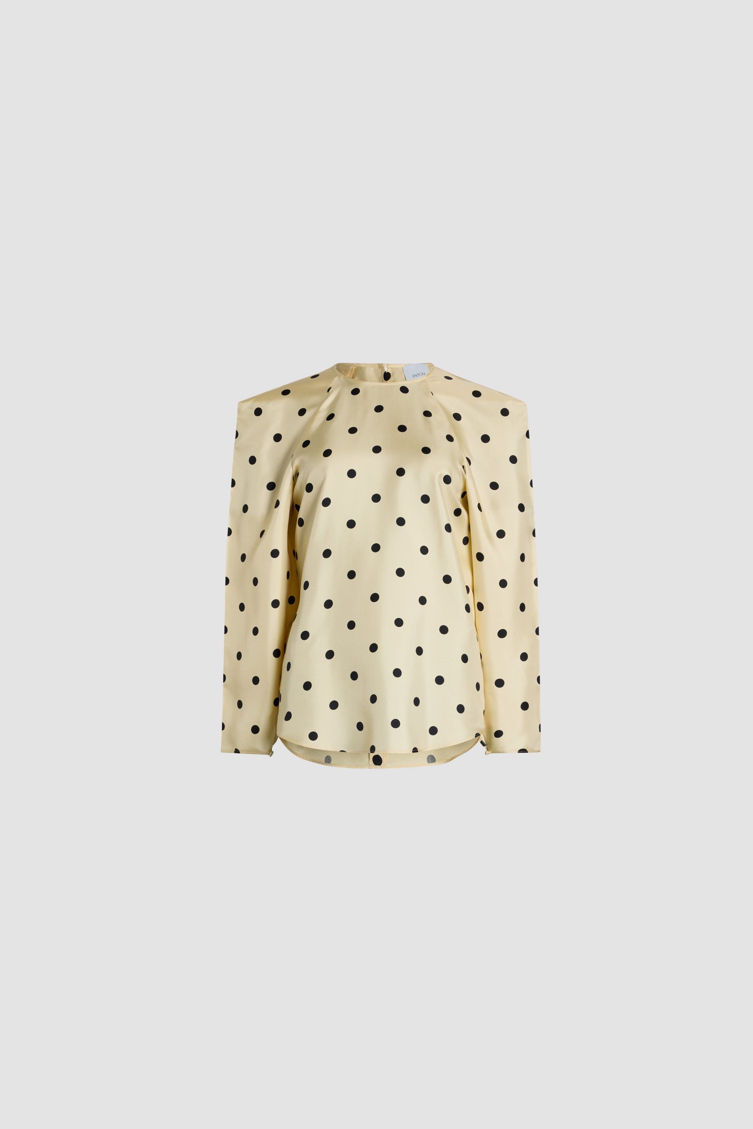 Patou - プリントオーガニックシルク スクエアショルダー トップ - Angora Dots - アンゴラオフホワイトのオーガニックシルク製トップス。水玉模様。ラウンドネック。角張ったショルダーデザイン。ラグランスリーブ。背中と袖口にボタン留め。