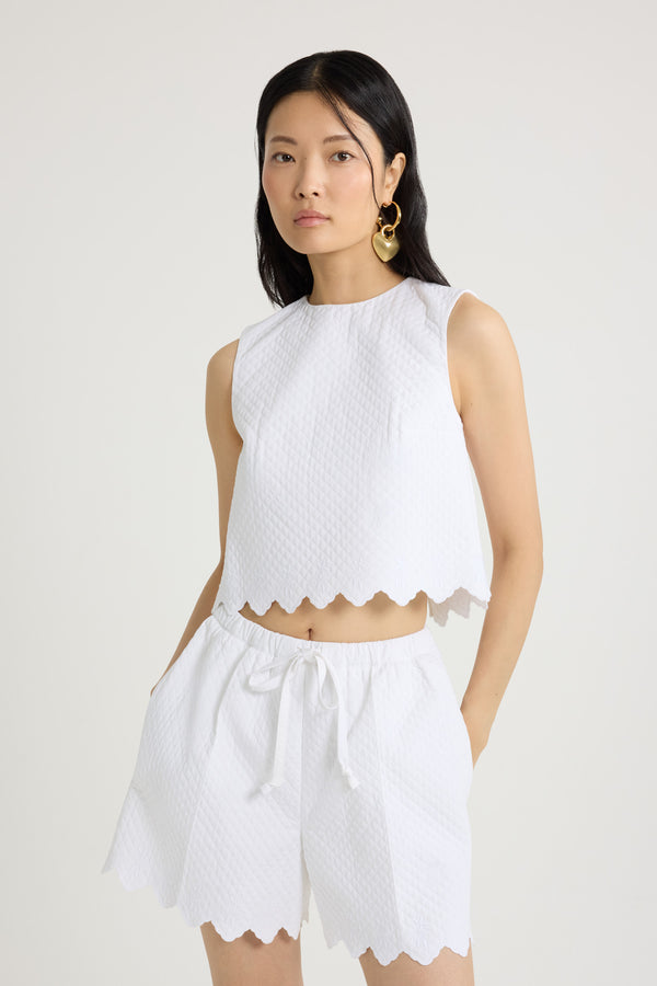 Patou - Crop top in misto viscosa sostenibile trapuntato - White - Top in javanaise di misto viscosa ecosostenibile bianca. Trapuntatura boutis. Modello corto. Collo tondo. Spacco sul retro. Chiusura con bottoni sul retro. Monogramma JP calligrafia ricamato sul davanti. Orlo smerlato con ricami floreali.
