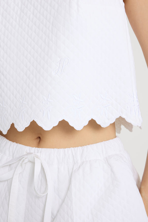 Patou - Crop top in misto viscosa sostenibile trapuntato - White - Top in javanaise di misto viscosa ecosostenibile bianca. Trapuntatura boutis. Modello corto. Collo tondo. Spacco sul retro. Chiusura con bottoni sul retro. Monogramma JP calligrafia ricamato sul davanti. Orlo smerlato con ricami floreali.
