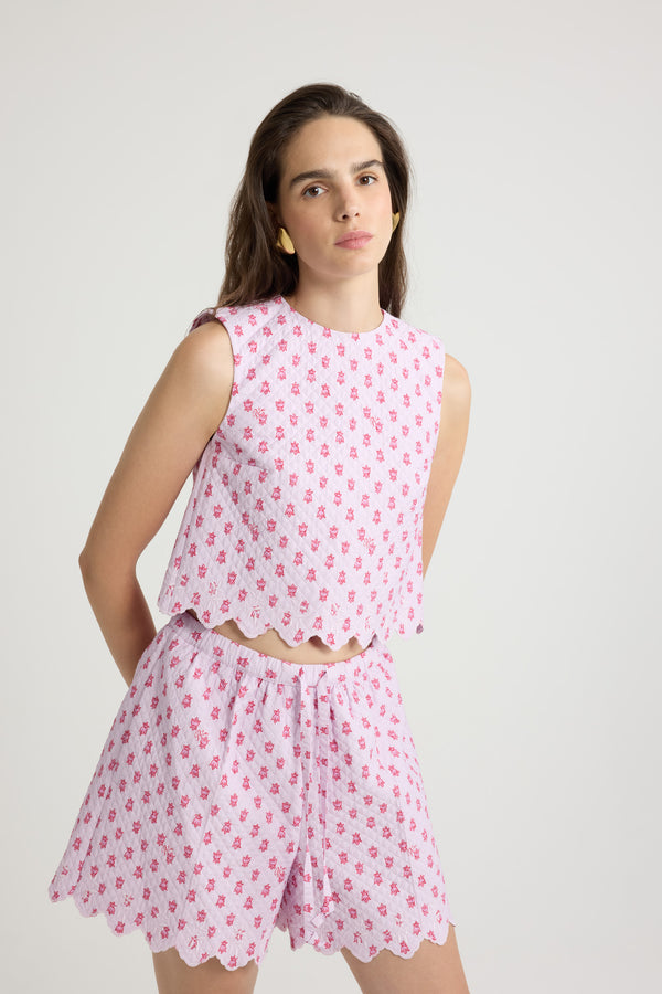 Patou - Top corto in misto viscosa ecosostenibile trapuntato e stampato - Small Provence Pink - Affinché questo capo possa accompagnarvi per tutta la vita, vi preghiamo di non piegarlo.Top in javanaise di misto viscosa ecosostenibile rosa. Trapuntatura boutis. Fantasia in stile provenzale. Modello corto. Collo tondo. Spacco sul retro. Chiusura con bottoni sul retro. Monogramma JP calligrafia ricamato sul davanti. Orlo smerlato.