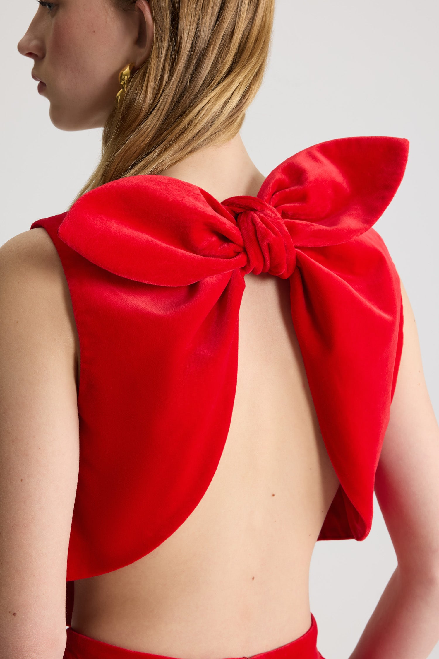 Patou - Top foulard in cotone biologico - Red - Top rosso in velluto di cotone biologico. Taglio corto. Schiena spaccata con chiusura a nodo. Questo capo fa parte della Capsule &amp;quot;Evening&amp;quot;, ideata da Guillaume Henry: per immortalare le occasioni speciali con stile e raffinatezza.
