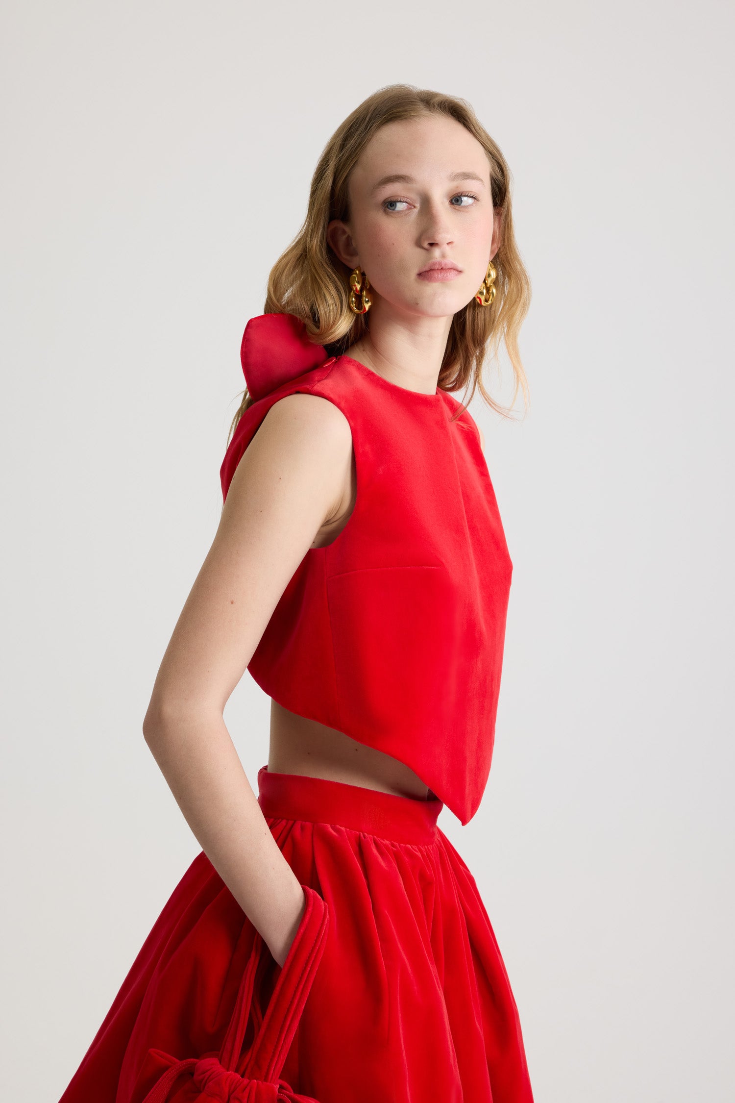 Patou - Top foulard in cotone biologico - Red - Top rosso in velluto di cotone biologico. Taglio corto. Schiena spaccata con chiusura a nodo. Questo capo fa parte della Capsule &amp;quot;Evening&amp;quot;, ideata da Guillaume Henry: per immortalare le occasioni speciali con stile e raffinatezza.