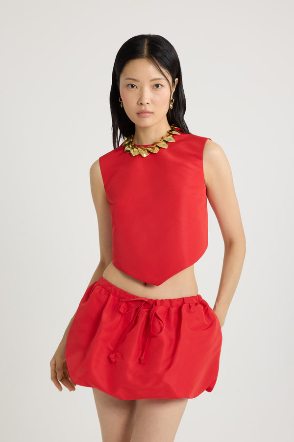 Patou - Top noué en ottoman recyclé - Lipstick Red - Top en ottoman recyclé couleur rouge à lèvres. Coupe courte. Col rond. Dos fendu avec fermeture par nœud. Ourlet à découpe en V.