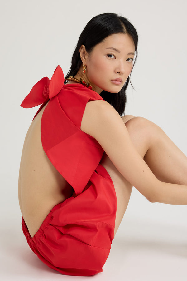 Patou - Top noué en ottoman recyclé - Lipstick Red - Top en ottoman recyclé couleur rouge à lèvres. Coupe courte. Col rond. Dos fendu avec fermeture par nœud. Ourlet à découpe en V.