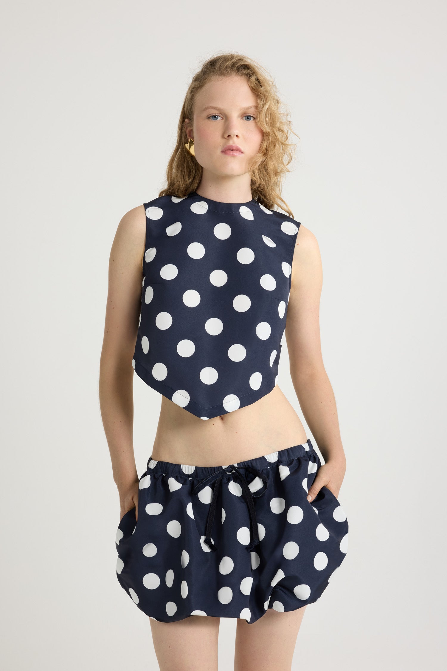 Patou - リサイクルプリント オットマン ファイユ スカーフトップ - Navy Polka Dots - ネイビーのリサイクポリエステルオットマンファイユ製トップ。水玉模様。クロップド丈。ラウンドネック。背面スリット入り、トップにノット開閉Vカットヘム。