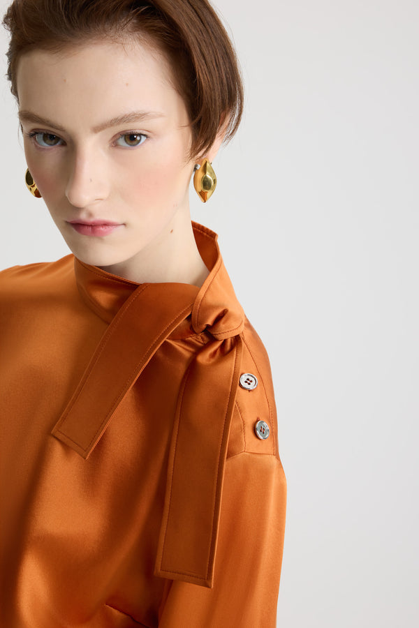 Patou - Haut à col foulard en soie bio - Golden Oak - Haut en satin de soie bio couleur chêne doré. Col montant effet foulard. Boutonnage sur l’épaule. Poignets boutonnés.