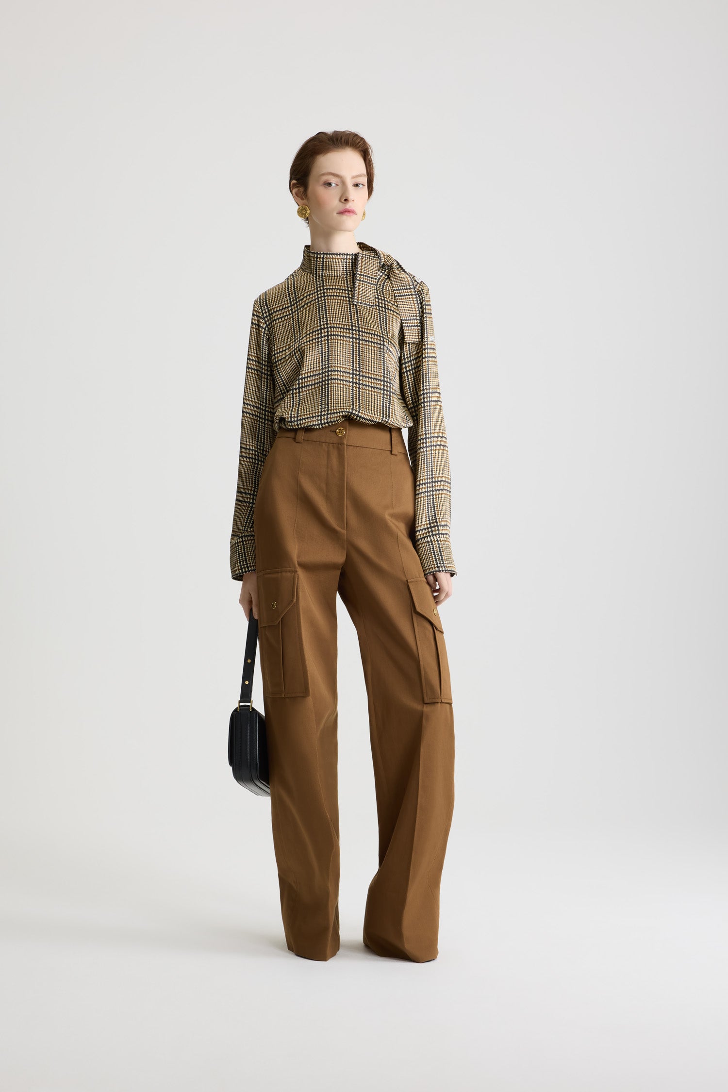 Patou - Top mit Schalkragen aus bedruckter Bio-Seide - Prince Of Wales Print - Top aus Bio-Seidensatin. Prince of Wales-Muster. Hoher Kragen mit Plastron-Krawattte. Knopfverschluss an der Schulter. Geknöpfte Manschetten.