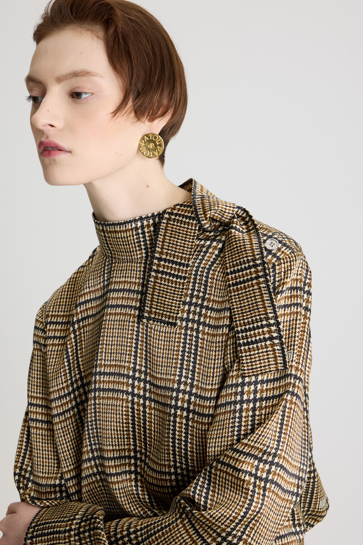 Patou - Top mit Schalkragen aus bedruckter Bio-Seide - Prince Of Wales Print - Top aus Bio-Seidensatin. Prince of Wales-Muster. Hoher Kragen mit Plastron-Krawattte. Knopfverschluss an der Schulter. Geknöpfte Manschetten.