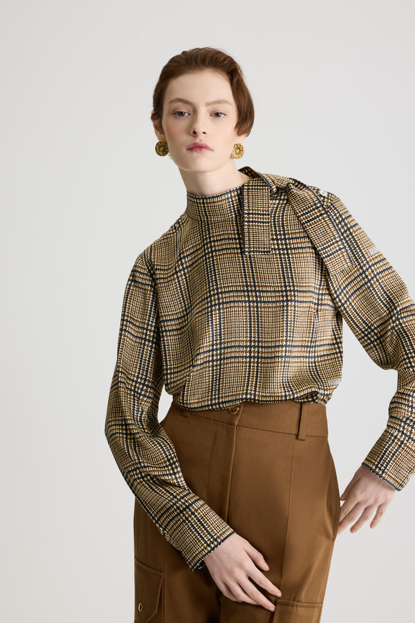 Patou - 프린트 장식 오가닉 실크 소재 스카프 칼라 탑 - Prince Of Wales Print - 오가닉 실크 새틴 탑. 프린스 오브 웨일스 패턴. 하이넥 및 애스콧 타이. 숄더의 버튼 클로저. 버튼 디테일의 커프스.