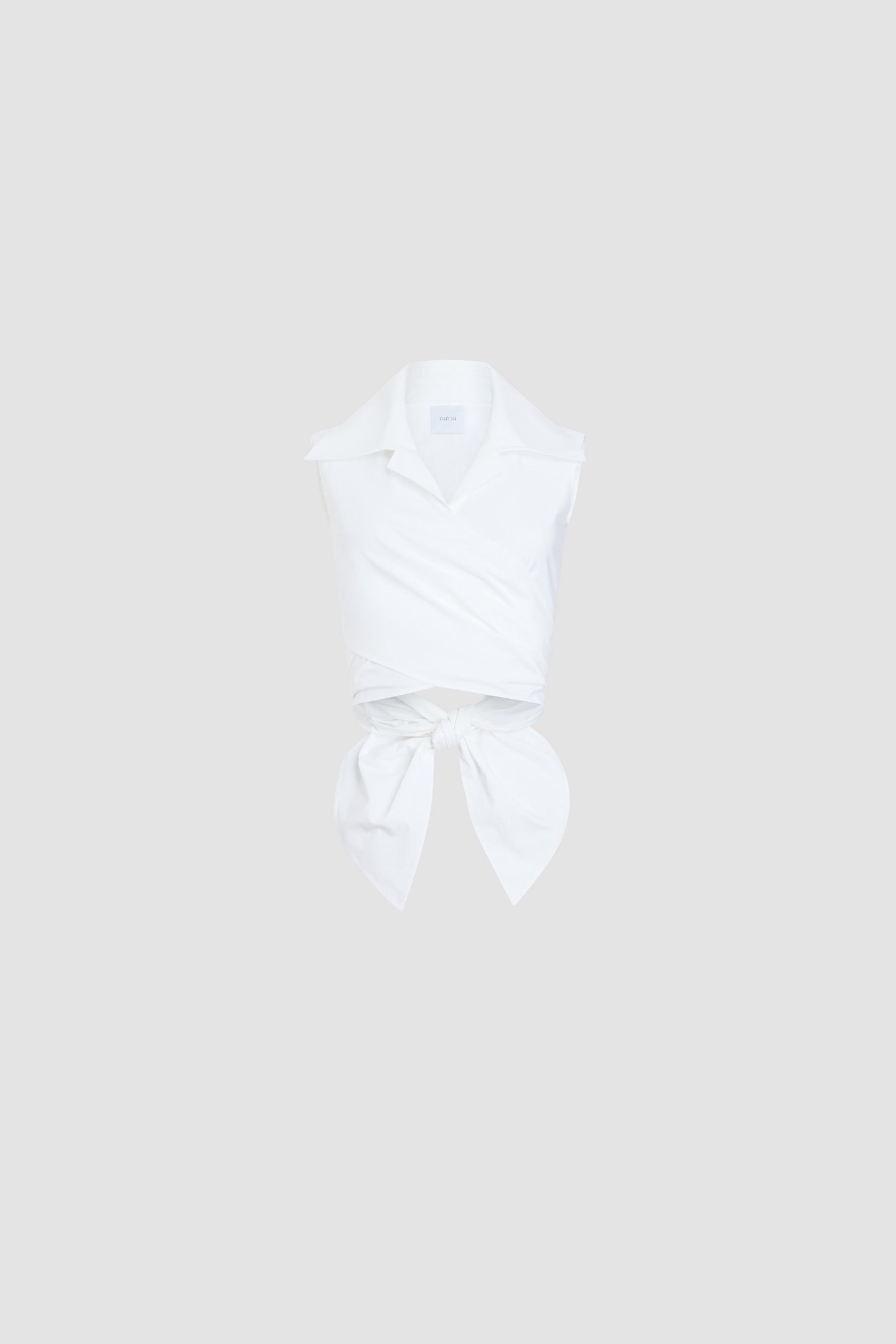 Patou - Ärmelloses drapiertes Top aus Bio-Baumwolle - White - Weißes ärmelloses drapiertes Top. Material aus Bio-Baumwolle. Hemdkragen. Bindebänder an der Taille.
