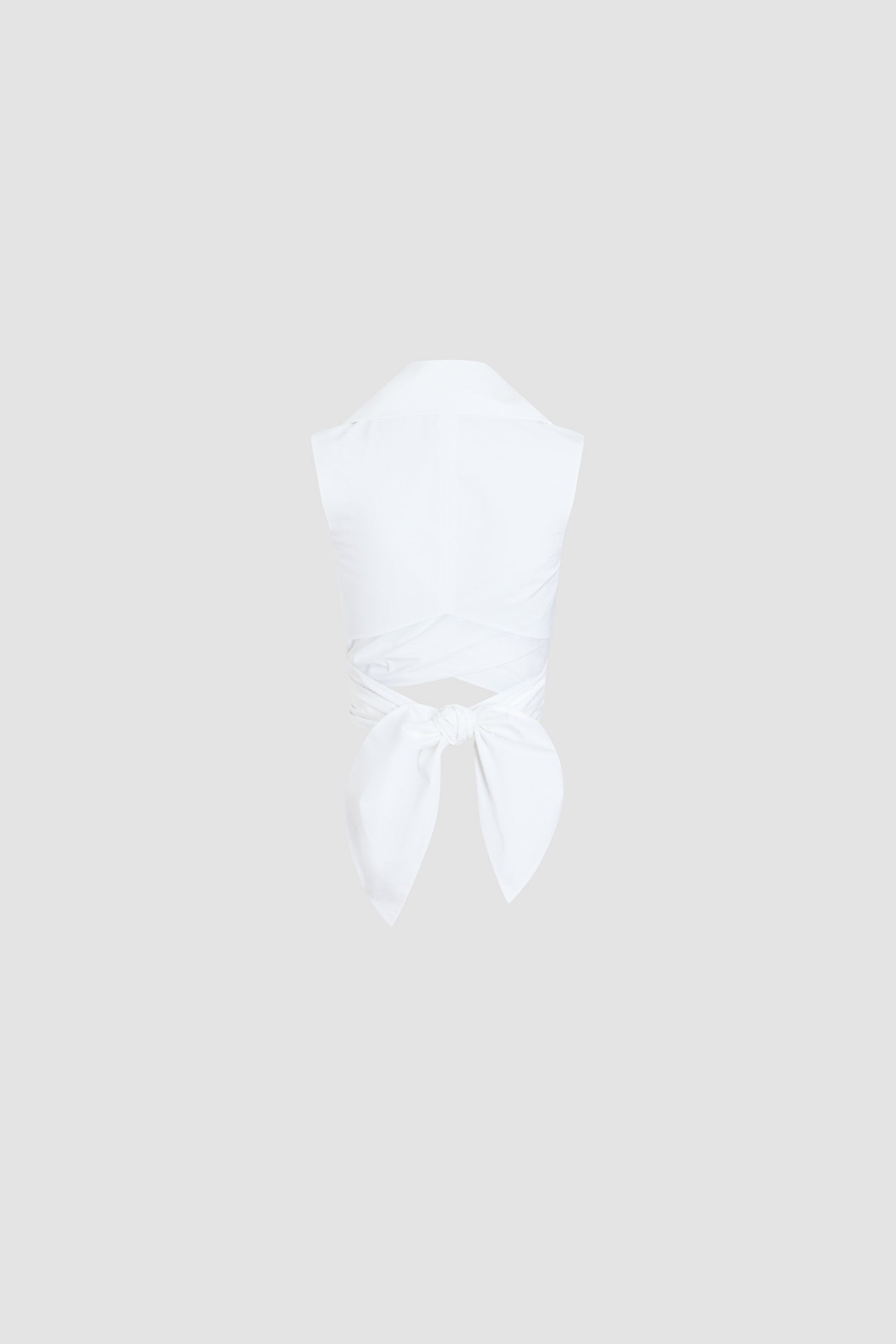Patou - Ärmelloses drapiertes Top aus Bio-Baumwolle - White - Weißes ärmelloses drapiertes Top. Material aus Bio-Baumwolle. Hemdkragen. Bindebänder an der Taille.