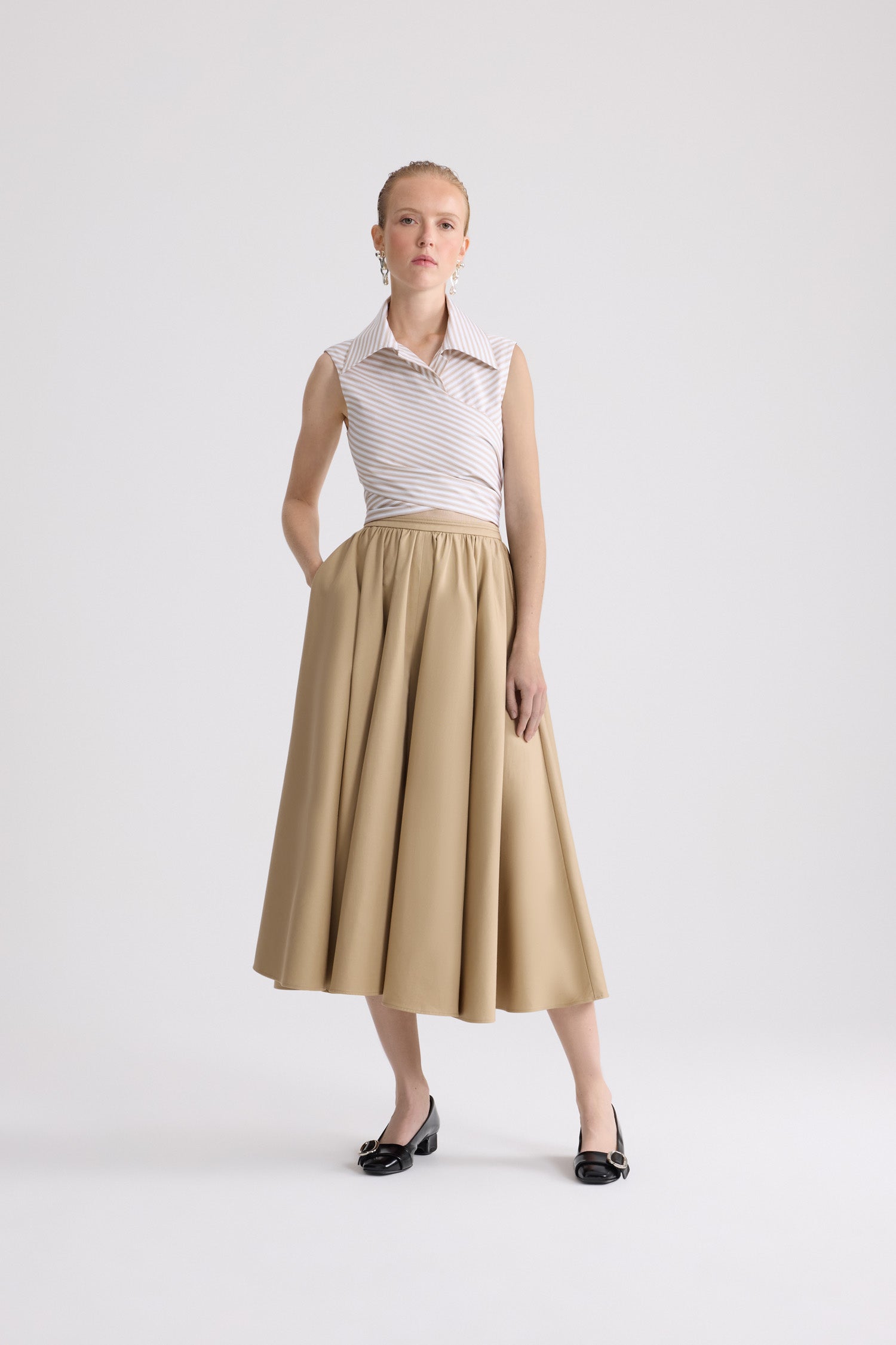 Patou - Gestreiftes ärmelloses drapiertes Top aus Bio-Baumwolle - Dolce Coffee Stripes - Braun-weiß gestreiftes ärmelloses drapiertes Top. Material aus Bio-Baumwolle. Hemdkragen. Bindebänder an der Taille.